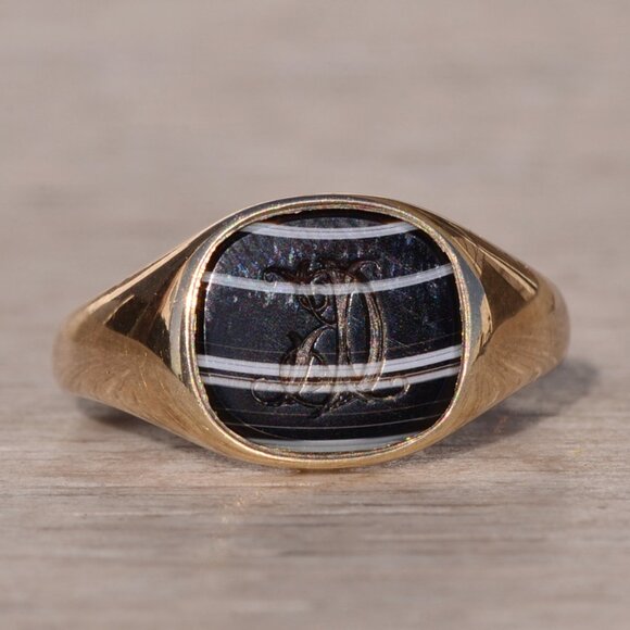 Onyx Men’s Ring in Yellow Gold - Picture 1 of 11